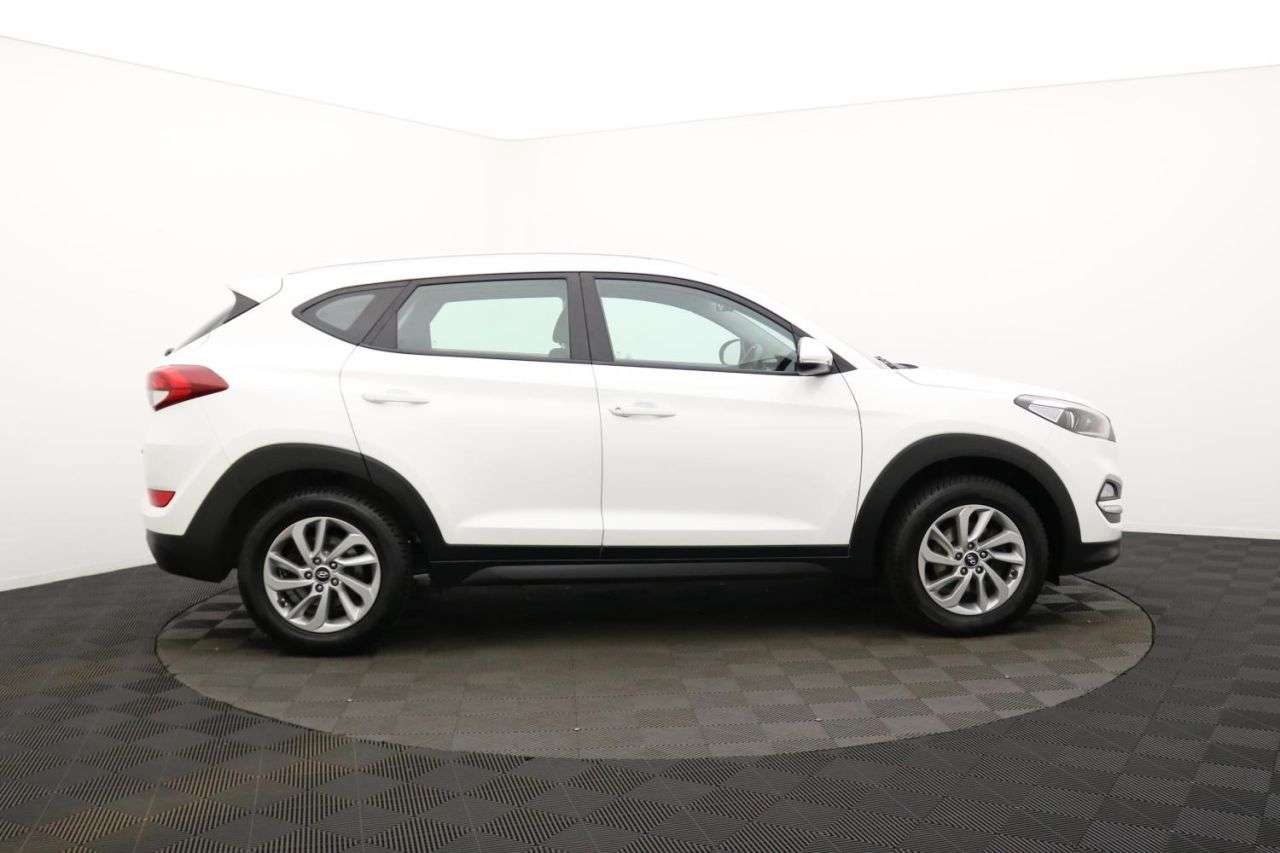 A 2018 HYUNDAI TUCSON 1.6 GDi Blue Drive SE SUV 5dr Petrol Manual Euro 6 (s/s) (132 ps) Award Win A 2018 HYUNDAI TUCSON 1.6 GDi Blue Drive SE SUV 5dr Petrol Manual Euro 6 (s/s) (132 ps) Award Win