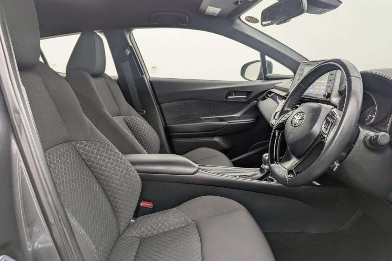 A 2022 TOYOTA C-HR 1.8 VVT-h GPF Icon SUV 5dr Petrol Hybrid CVT Euro 6 (s/s) (122 ps) Award Wi A 2022 TOYOTA C-HR 1.8 VVT-h GPF Icon SUV 5dr Petrol Hybrid CVT Euro 6 (s/s) (122 ps) Award Wi