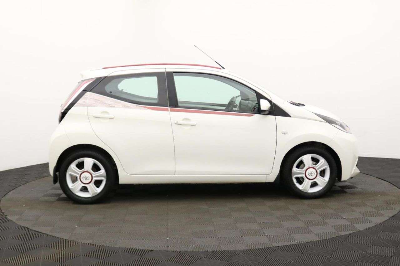 A 2017 TOYOTA AYGO 1.0 VVT-i x-claim Funroof 5dr Petrol Manual Euro 6 (68 ps) Award Winning 5 A 2017 TOYOTA AYGO 1.0 VVT-i x-claim Funroof 5dr Petrol Manual Euro 6 (68 ps) Award Winning 5