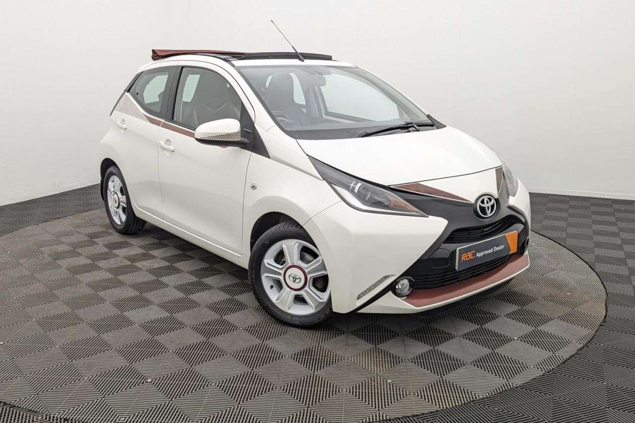 A 2017 TOYOTA AYGO 1.0 VVT-i x-claim Funroof 5dr Petrol Manual Euro 6 (68 ps) Award Winning 5 A 2017 TOYOTA AYGO 1.0 VVT-i x-claim Funroof 5dr Petrol Manual Euro 6 (68 ps) Award Winning 5