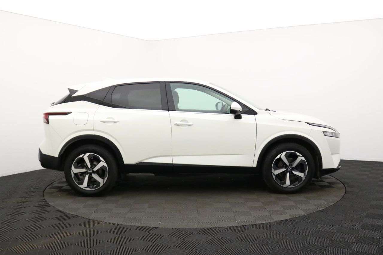 A 2022 NISSAN QASHQAI 1.3 DIG-T MHEV N-Connecta SUV 5dr Petrol Hybrid Manual Euro 6 (s/s) (140 ps A 2022 NISSAN QASHQAI 1.3 DIG-T MHEV N-Connecta SUV 5dr Petrol Hybrid Manual Euro 6 (s/s) (140 ps