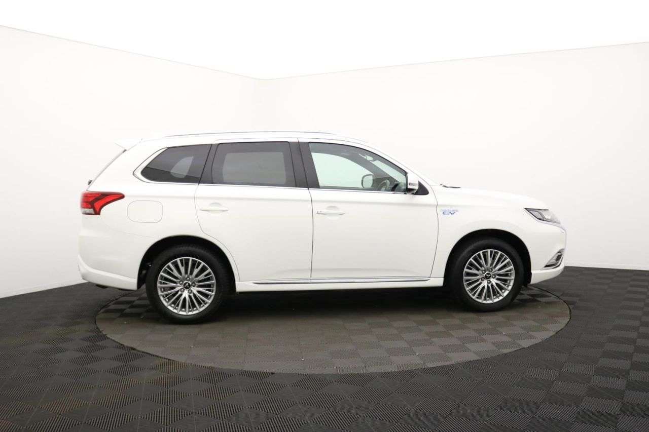 A 2020 MITSUBISHI OUTLANDER 2.4h TwinMotor 13.8kWh 4h SUV 5dr Petrol Plug-in Hybrid CVT 4WD Euro 6 (s/s A 2020 MITSUBISHI OUTLANDER 2.4h TwinMotor 13.8kWh 4h SUV 5dr Petrol Plug-in Hybrid CVT 4WD Euro 6 (s/s