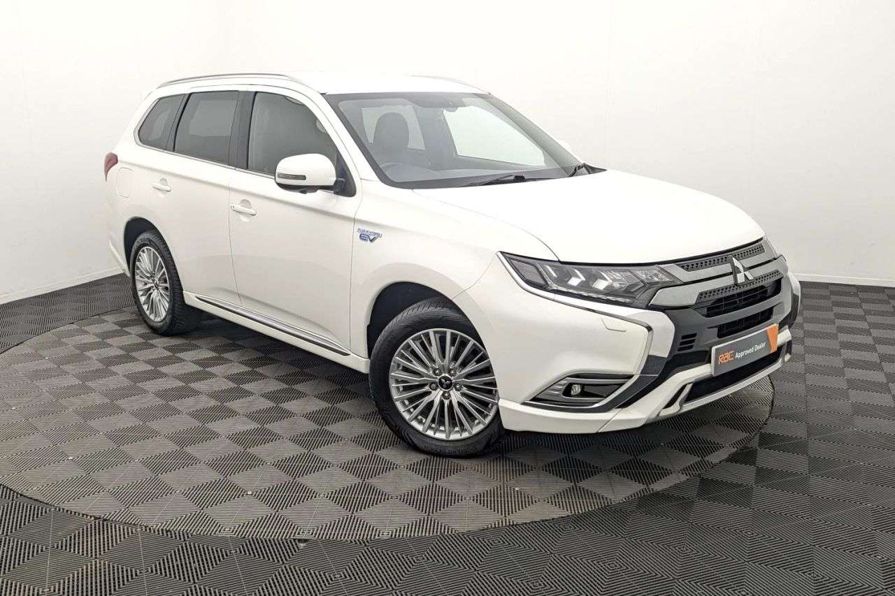 A 2020 MITSUBISHI OUTLANDER 2.4h TwinMotor 13.8kWh 4h SUV 5dr Petrol Plug-in Hybrid CVT 4WD Euro 6 (s/s A 2020 MITSUBISHI OUTLANDER 2.4h TwinMotor 13.8kWh 4h SUV 5dr Petrol Plug-in Hybrid CVT 4WD Euro 6 (s/s