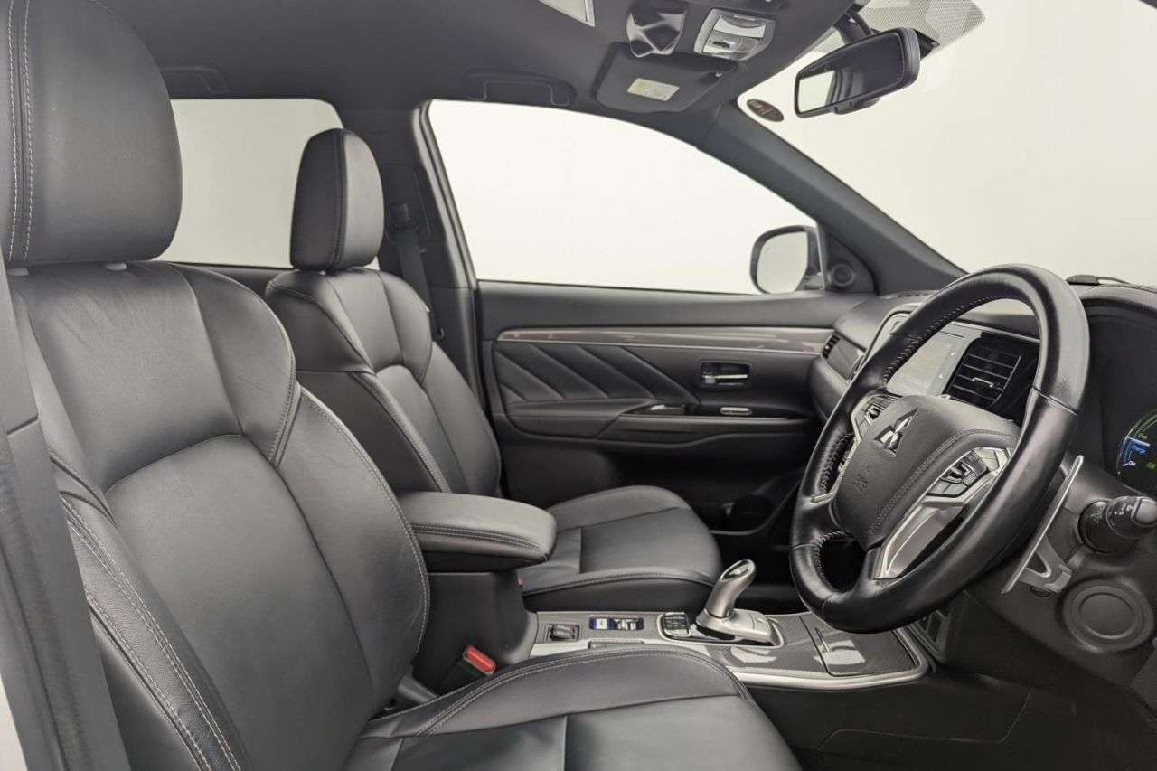A 2020 MITSUBISHI OUTLANDER 2.4h TwinMotor 13.8kWh 4h SUV 5dr Petrol Plug-in Hybrid CVT 4WD Euro 6 (s/s A 2020 MITSUBISHI OUTLANDER 2.4h TwinMotor 13.8kWh 4h SUV 5dr Petrol Plug-in Hybrid CVT 4WD Euro 6 (s/s