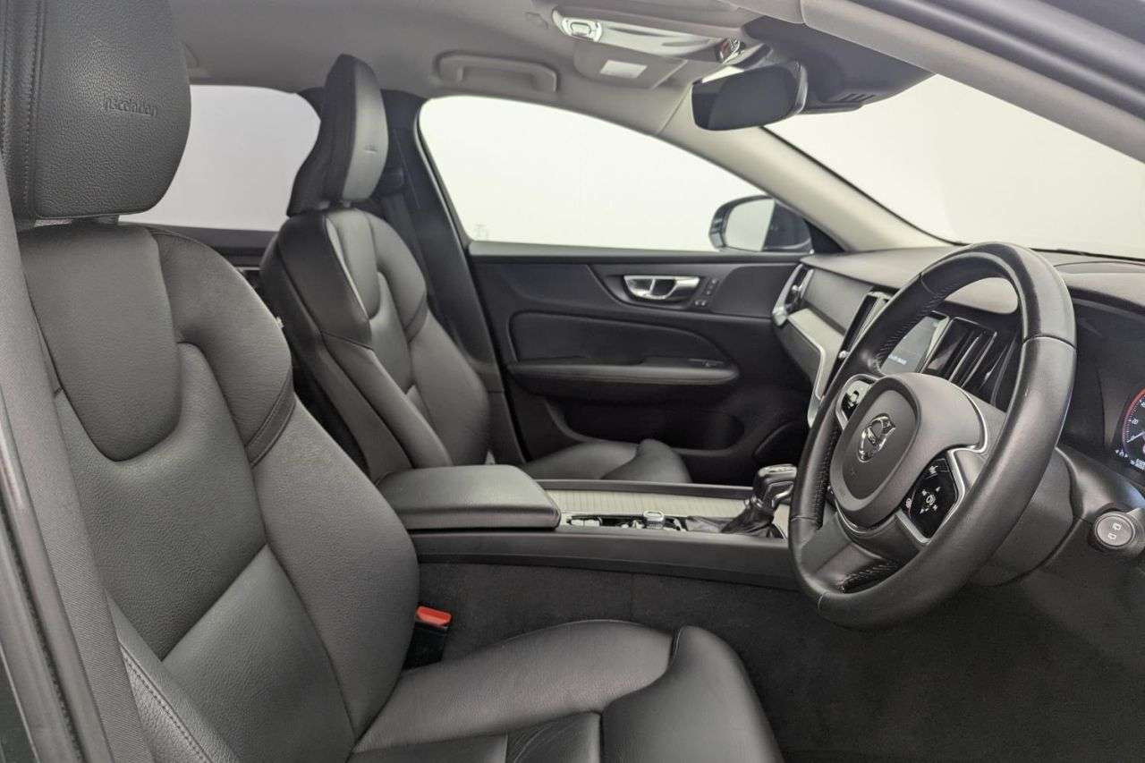 A 2018 VOLVO V60 2.0 D4 Inscription Estate 5dr Diesel Auto Euro 6 (s/s) (190 ps) Award Winni A 2018 VOLVO V60 2.0 D4 Inscription Estate 5dr Diesel Auto Euro 6 (s/s) (190 ps) Award Winni