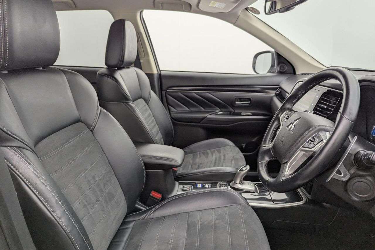 A 2019 MITSUBISHI OUTLANDER 2.4h TwinMotor 13.8kWh Juro SUV 5dr Petrol Plug-in Hybrid CVT 4WD Euro 6 (s A 2019 MITSUBISHI OUTLANDER 2.4h TwinMotor 13.8kWh Juro SUV 5dr Petrol Plug-in Hybrid CVT 4WD Euro 6 (s
