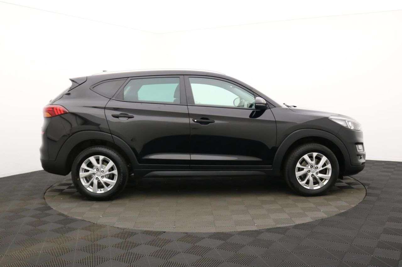 A 2018 HYUNDAI TUCSON 1.6 GDi SE Nav SUV 5dr Petrol Manual Euro 6 (s/s) (132 ps) Award Winning 5 A 2018 HYUNDAI TUCSON 1.6 GDi SE Nav SUV 5dr Petrol Manual Euro 6 (s/s) (132 ps) Award Winning 5