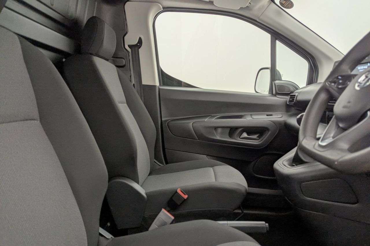 A 2021 VAUXHALL COMBO 1.5 Turbo D 2300 Dynamic Panel Van 4dr Diesel Manual L1 H1 Euro 6 (100 ps) A 2021 VAUXHALL COMBO 1.5 Turbo D 2300 Dynamic Panel Van 4dr Diesel Manual L1 H1 Euro 6 (100 ps)