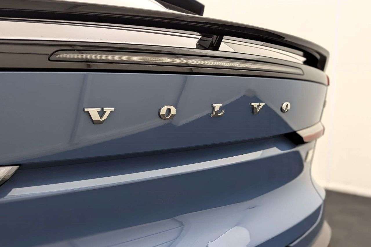 2023 VOLVO C40 2023 VOLVO C40