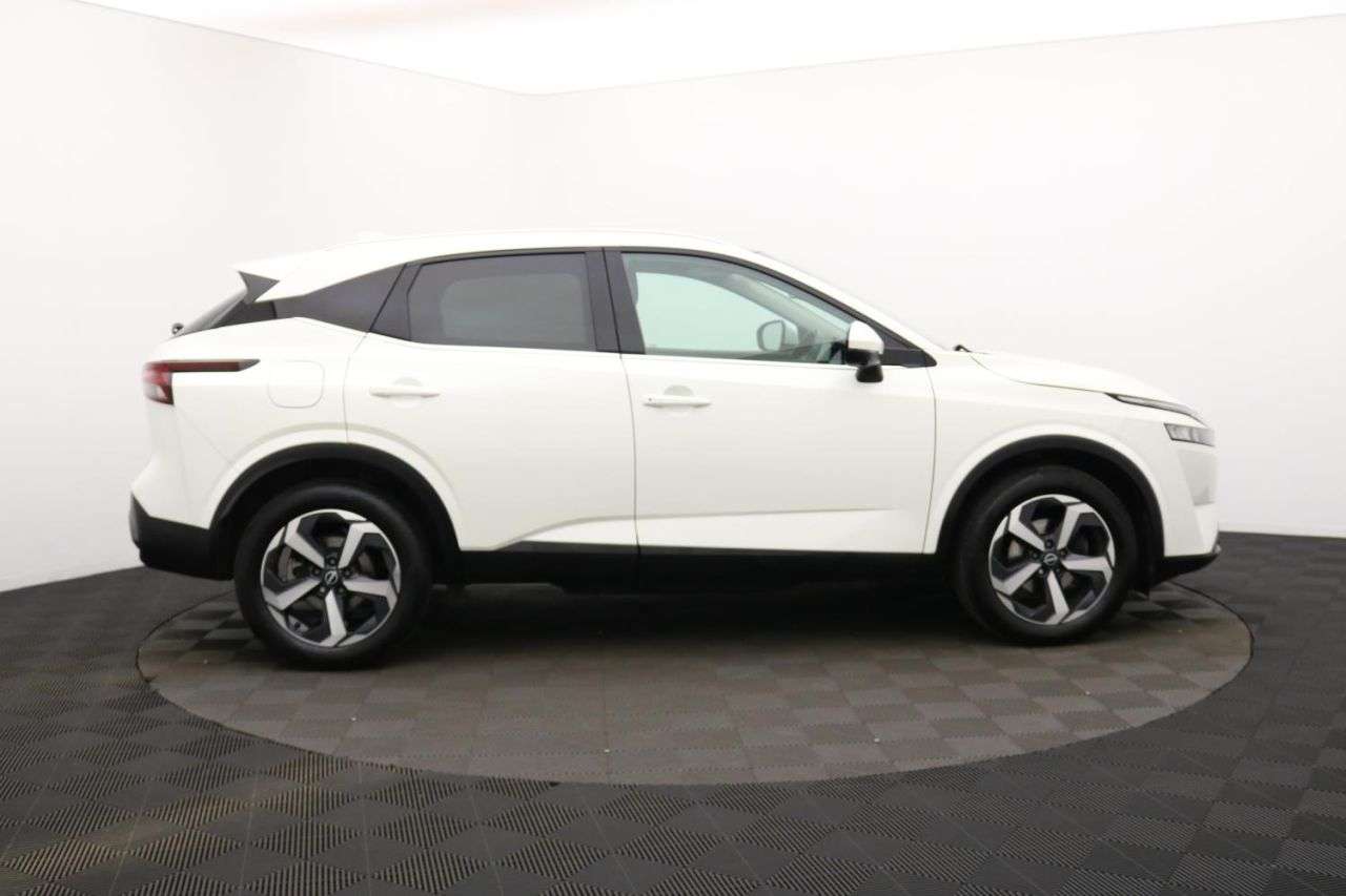 A 2022 NISSAN QASHQAI 1.3 DIG-T MHEV N-Connecta SUV 5dr Petrol Hybrid Manual Euro 6 (s/s) (140 ps A 2022 NISSAN QASHQAI 1.3 DIG-T MHEV N-Connecta SUV 5dr Petrol Hybrid Manual Euro 6 (s/s) (140 ps