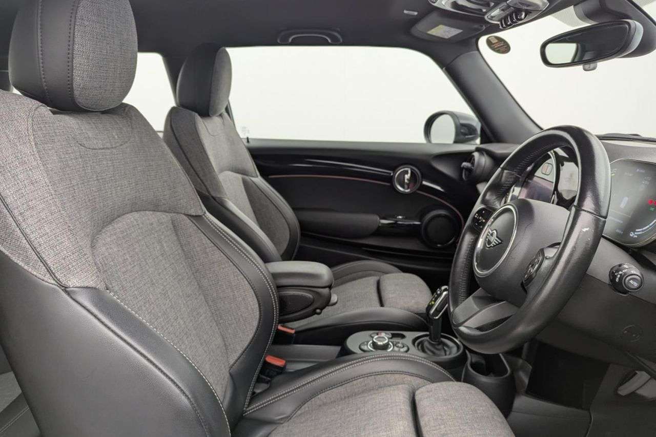 A 2023 MINI ELECTRIC HATCH Cooper SE 32.6kWh Level 2 Hatchback 3dr Electric Auto (184 ps) Award Winnin A 2023 MINI ELECTRIC HATCH Cooper SE 32.6kWh Level 2 Hatchback 3dr Electric Auto (184 ps) Award Winnin