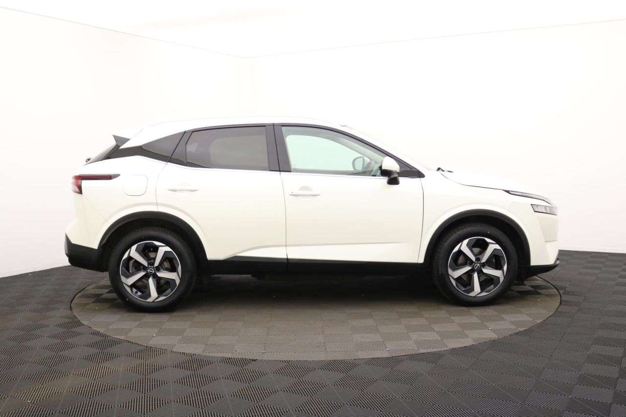 A 2022 NISSAN QASHQAI 1.3 DIG-T MHEV N-Connecta SUV 5dr Petrol Hybrid Manual Euro 6 (s/s) (140 ps A 2022 NISSAN QASHQAI 1.3 DIG-T MHEV N-Connecta SUV 5dr Petrol Hybrid Manual Euro 6 (s/s) (140 ps