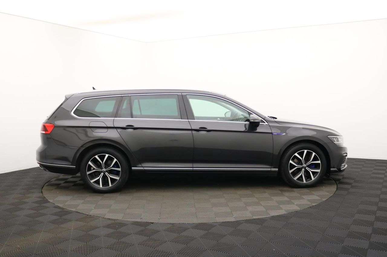 A 2022 VOLKSWAGEN PASSAT 1.4 TSI 13kWh GTE Estate 5dr Petrol Plug-in Hybrid DSG Euro 6 (s/s) (218 ps A 2022 VOLKSWAGEN PASSAT 1.4 TSI 13kWh GTE Estate 5dr Petrol Plug-in Hybrid DSG Euro 6 (s/s) (218 ps