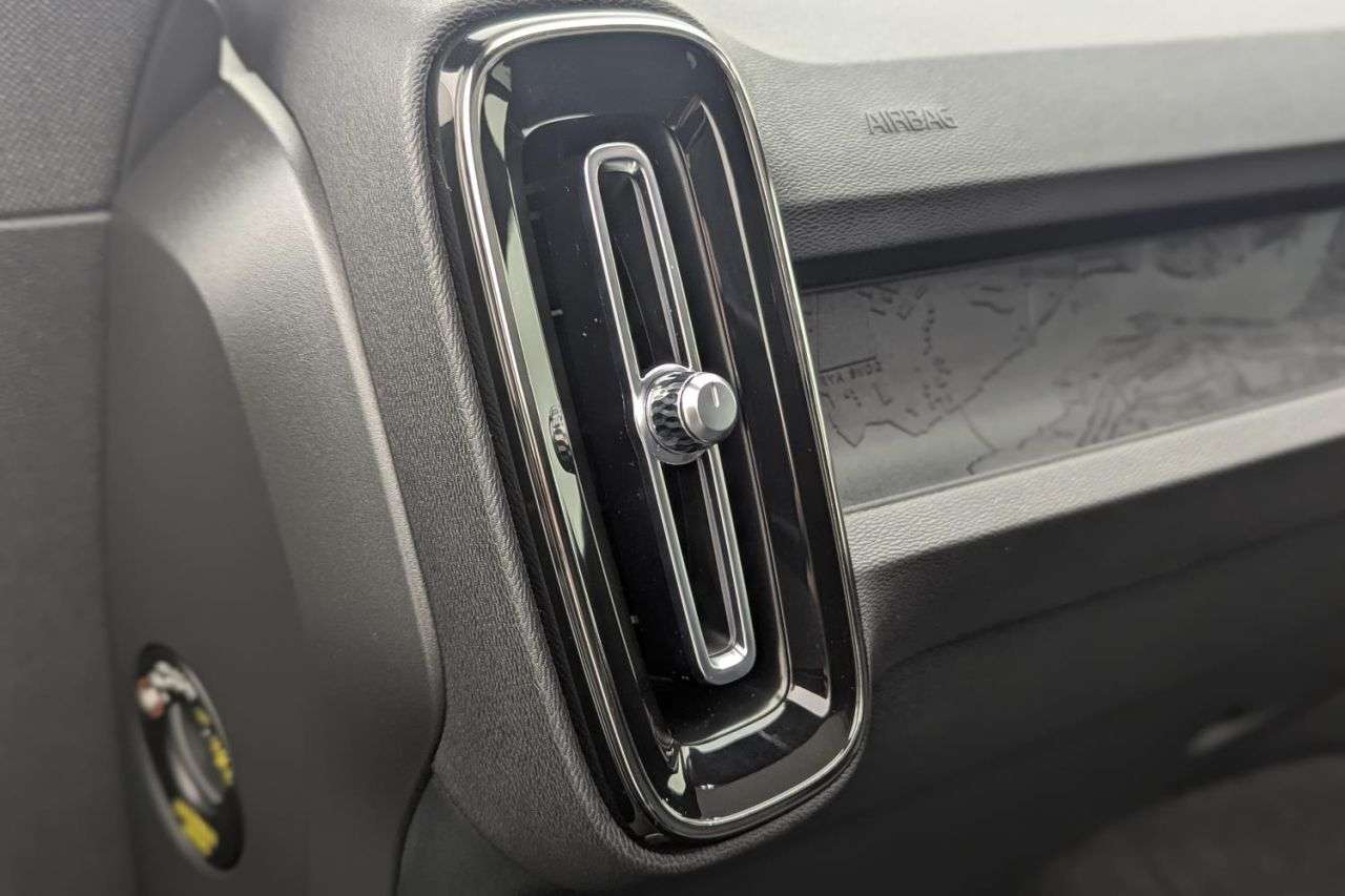 2023 VOLVO C40 2023 VOLVO C40