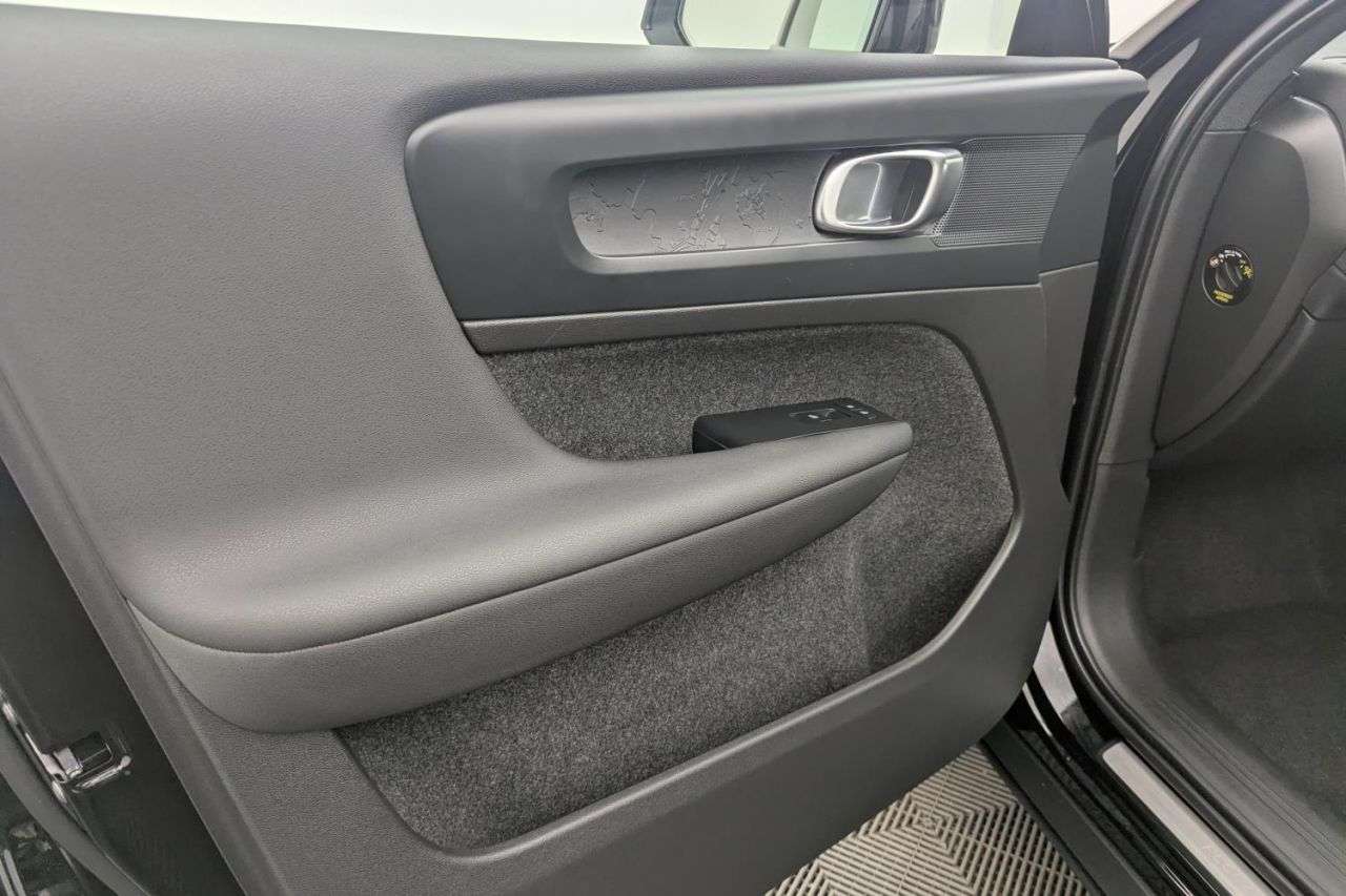 2023 VOLVO C40 2023 VOLVO C40