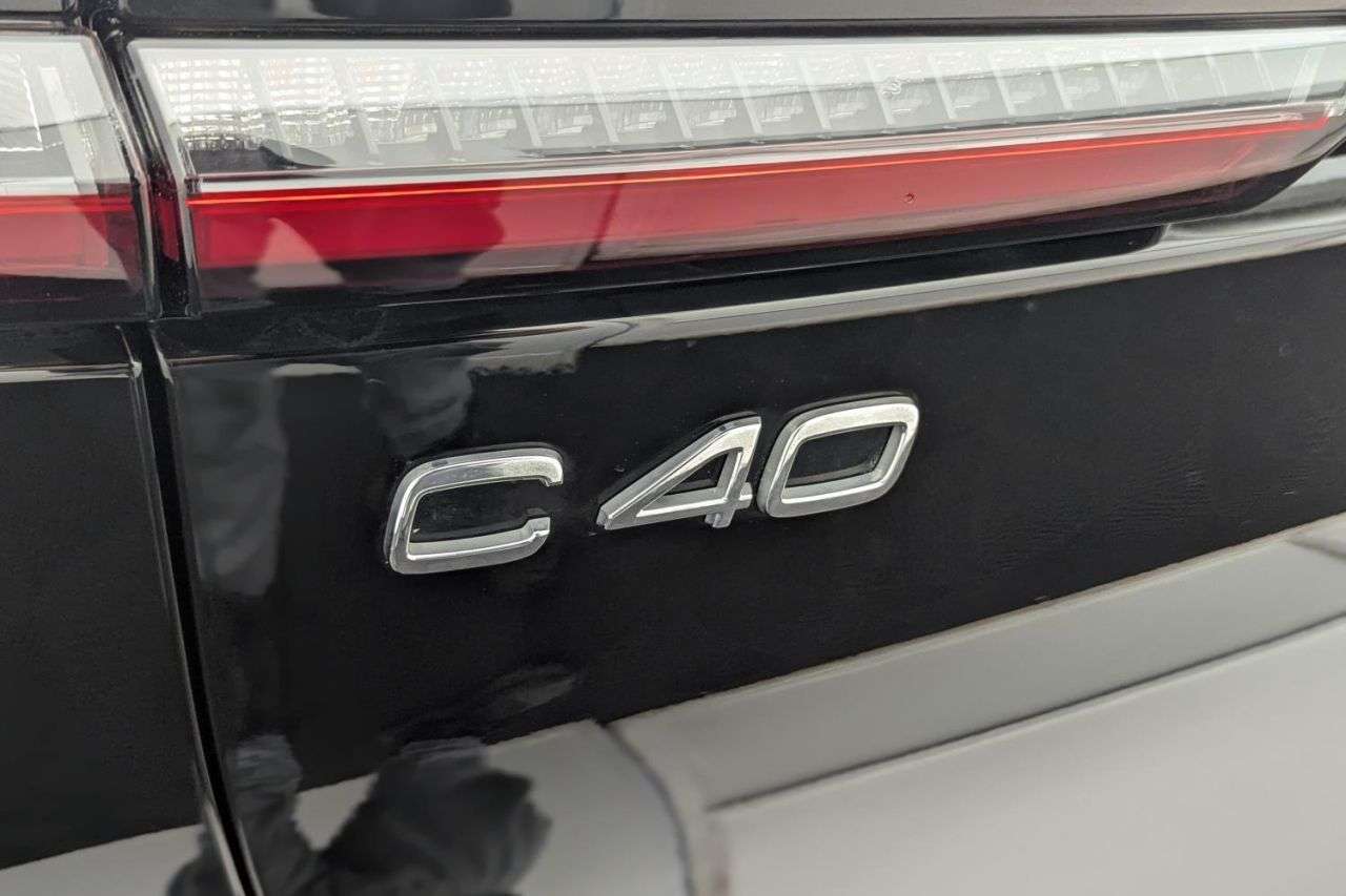 2023 VOLVO C40 2023 VOLVO C40