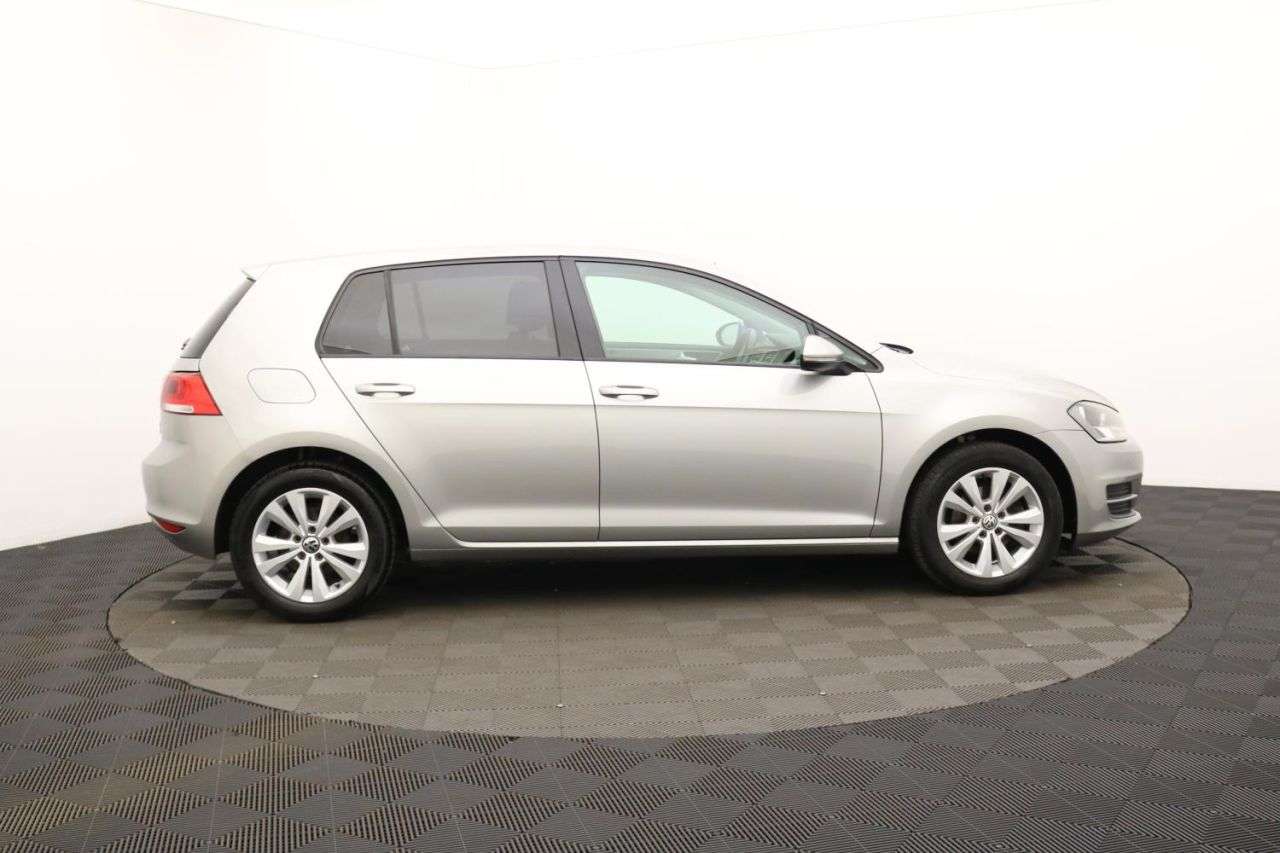 A 2014 VOLKSWAGEN GOLF 1.6 TDI BlueMotion Tech SE Hatchback 5dr Diesel Manual Euro 5 (s/s) (105 ps A 2014 VOLKSWAGEN GOLF 1.6 TDI BlueMotion Tech SE Hatchback 5dr Diesel Manual Euro 5 (s/s) (105 ps