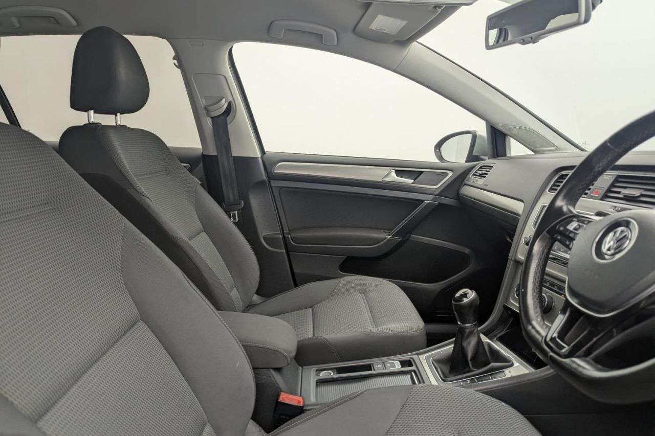 A 2014 VOLKSWAGEN GOLF 1.6 TDI BlueMotion Tech SE Hatchback 5dr Diesel Manual Euro 5 (s/s) (105 ps A 2014 VOLKSWAGEN GOLF 1.6 TDI BlueMotion Tech SE Hatchback 5dr Diesel Manual Euro 5 (s/s) (105 ps