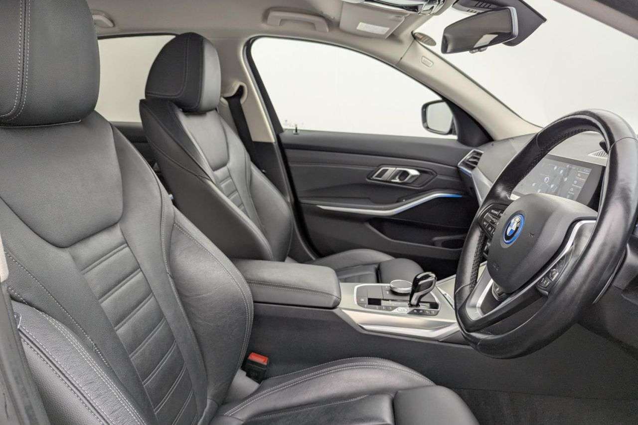 A 2022 BMW 3 SERIES 2.0 330e 12kWh Sport Pro Saloon 4dr Petrol Plug-in Hybrid Auto Euro 6 (s/s) A 2022 BMW 3 SERIES 2.0 330e 12kWh Sport Pro Saloon 4dr Petrol Plug-in Hybrid Auto Euro 6 (s/s)