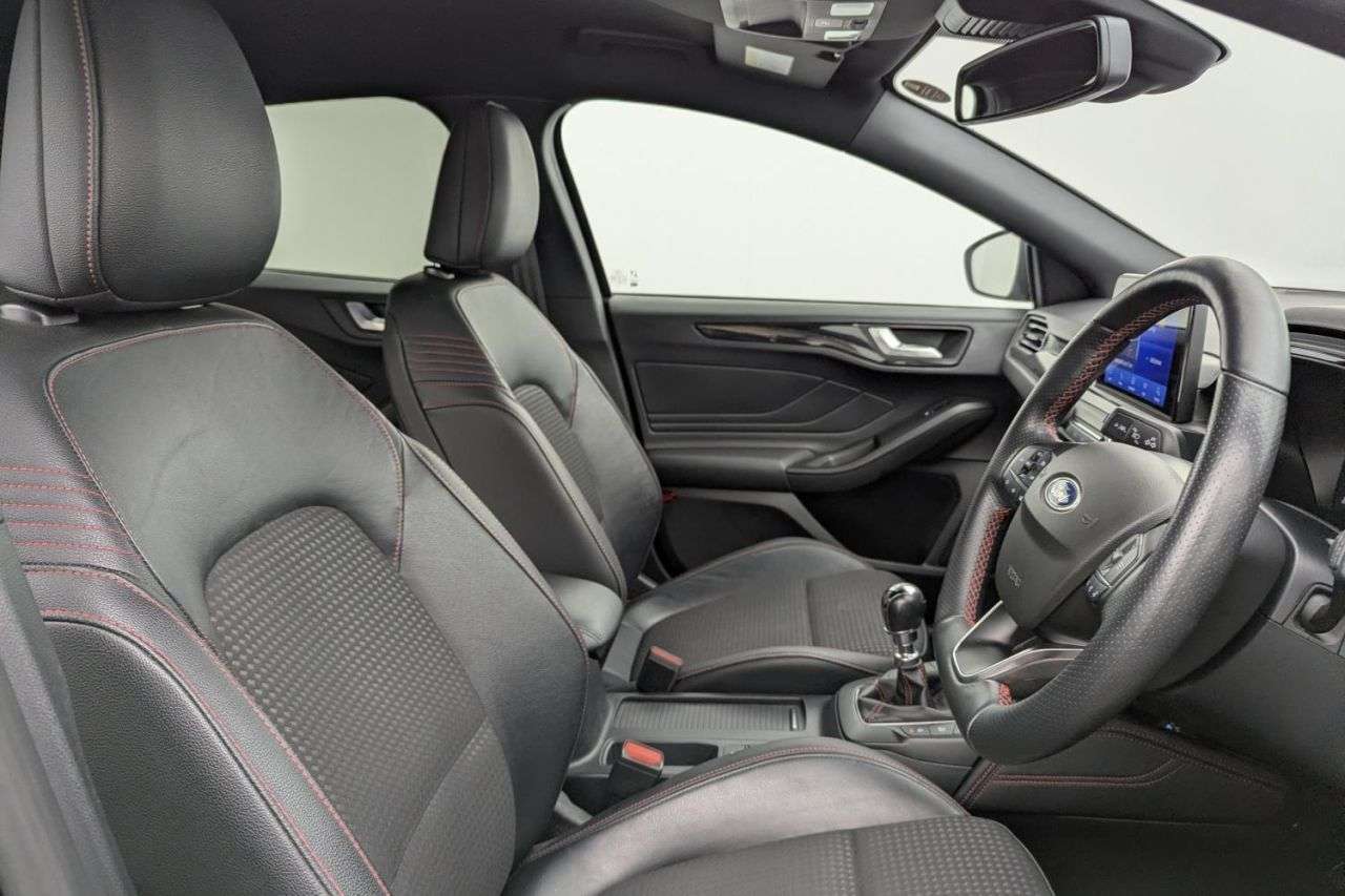 A 2021 FORD FOCUS 1.0T EcoBoost MHEV ST-Line X Edition Hatchback 5dr Petrol Manual Euro 6 (s/ A 2021 FORD FOCUS 1.0T EcoBoost MHEV ST-Line X Edition Hatchback 5dr Petrol Manual Euro 6 (s/