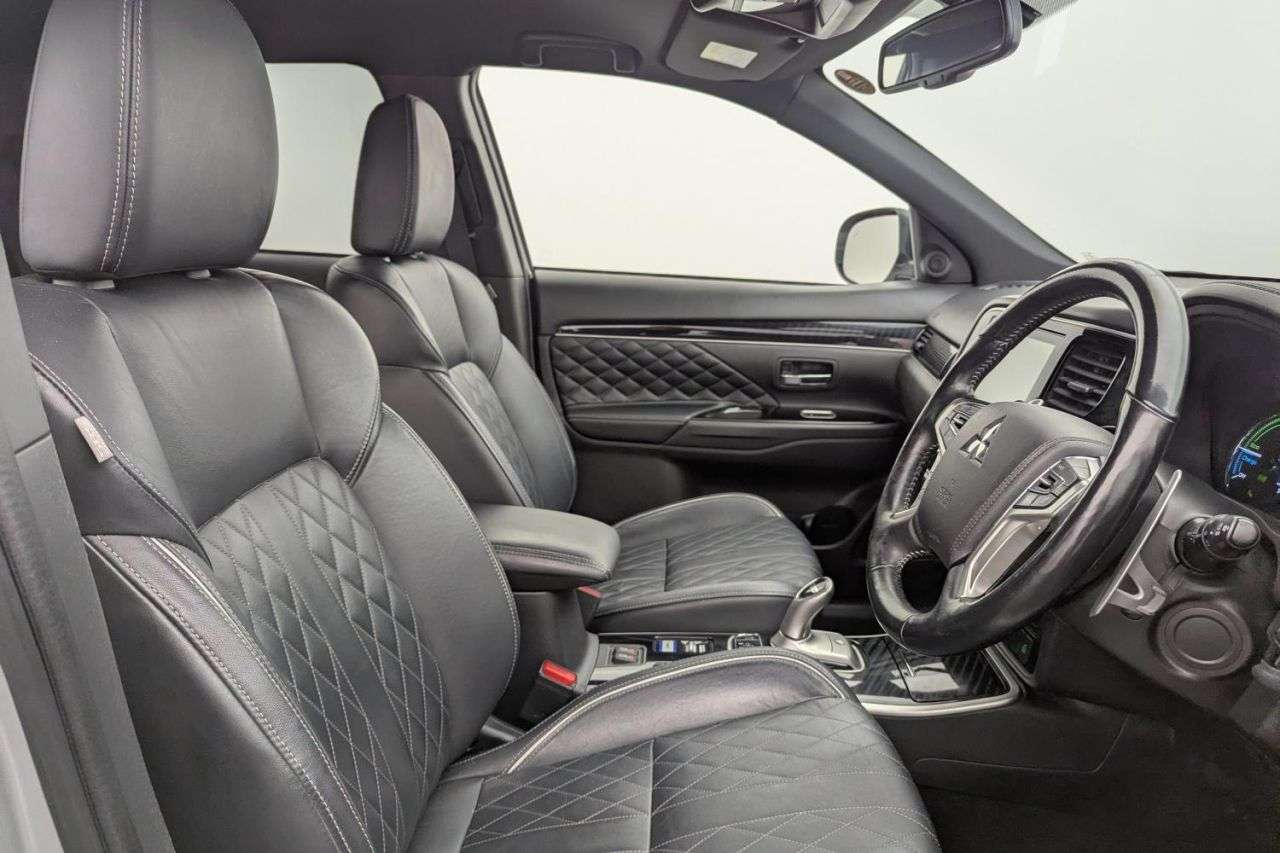 A 2020 MITSUBISHI OUTLANDER 2.4h TwinMotor 13.8kWh Exceed SUV 5dr Petrol Plug-in Hybrid CVT 4WD Euro 6 A 2020 MITSUBISHI OUTLANDER 2.4h TwinMotor 13.8kWh Exceed SUV 5dr Petrol Plug-in Hybrid CVT 4WD Euro 6