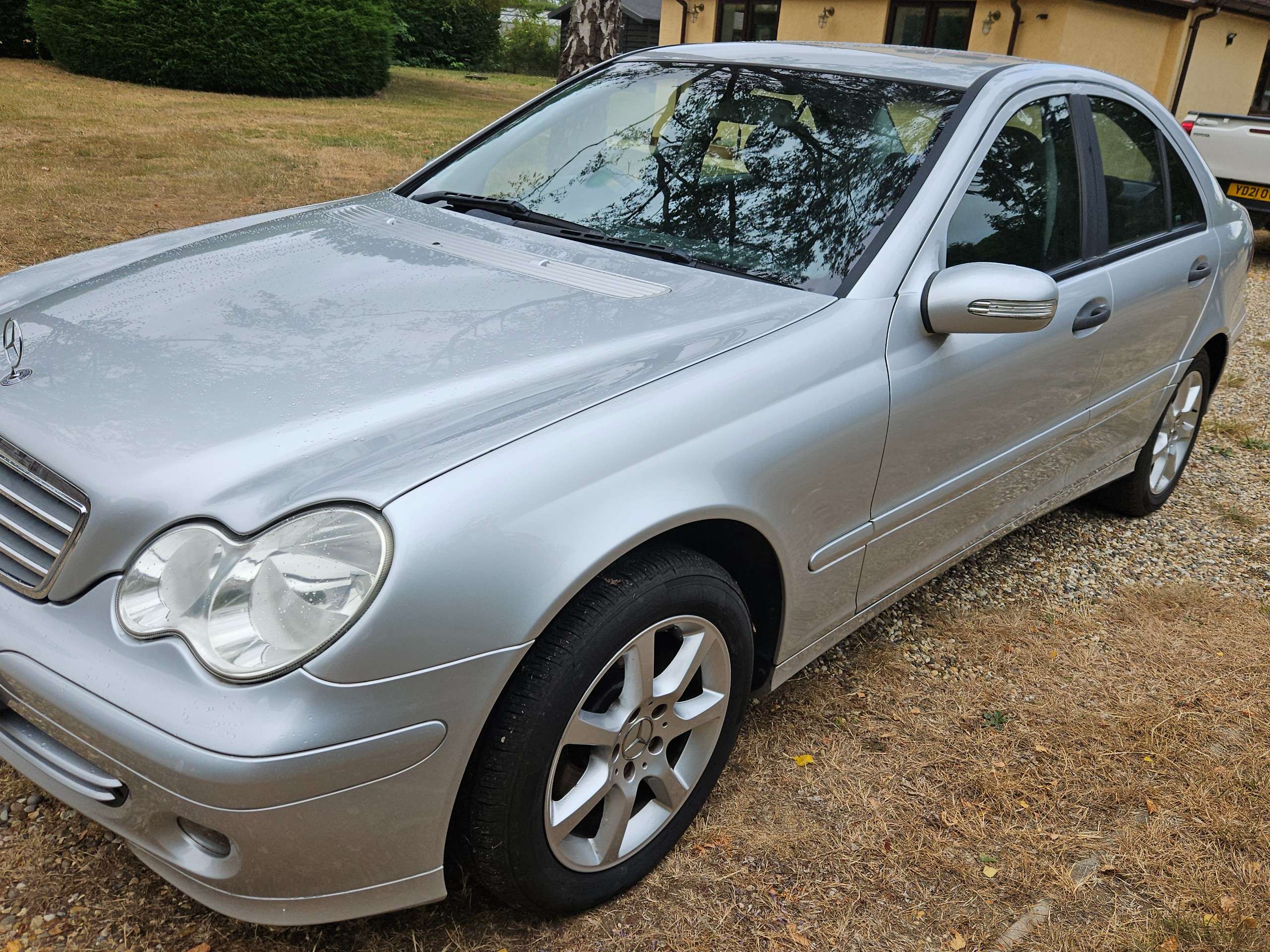 A 2007 MERCEDES-BENZ C CLASS 1.8 C180 Kompressor Classic SE Saloon 4dr Petrol Automatic (193 g/km, 143 bhp) A 2007 MERCEDES-BENZ C CLASS 1.8 C180 Kompressor Classic SE Saloon 4dr Petrol Automatic (193 g/km, 143 bhp)
