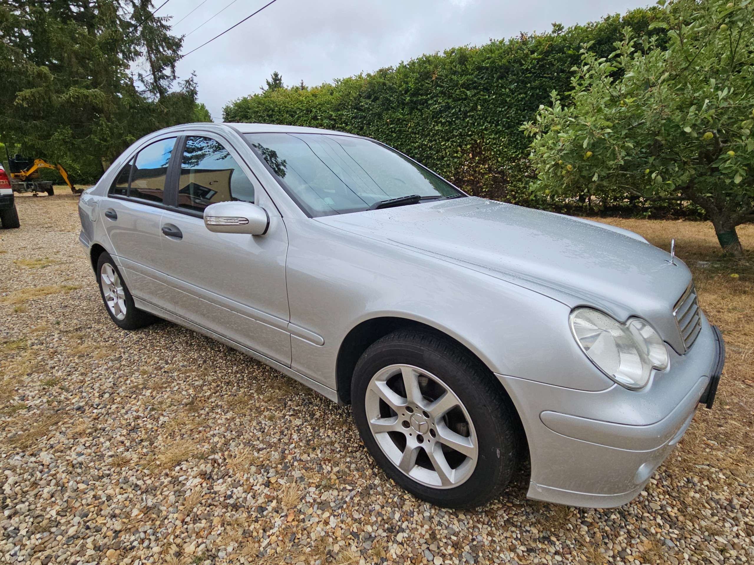 A 2007 MERCEDES-BENZ C CLASS 1.8 C180 Kompressor Classic SE Saloon 4dr Petrol Automatic (193 g/km, 143 bhp) A 2007 MERCEDES-BENZ C CLASS 1.8 C180 Kompressor Classic SE Saloon 4dr Petrol Automatic (193 g/km, 143 bhp)