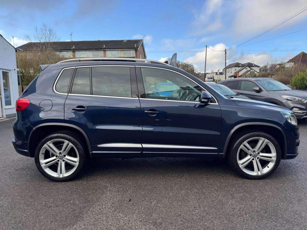 A 2014 VOLKSWAGEN TIGUAN 2.0 TDI BlueMotion Tech R-Line SUV 5dr Diesel DSG A 2014 VOLKSWAGEN TIGUAN 2.0 TDI BlueMotion Tech R-Line SUV 5dr Diesel DSG