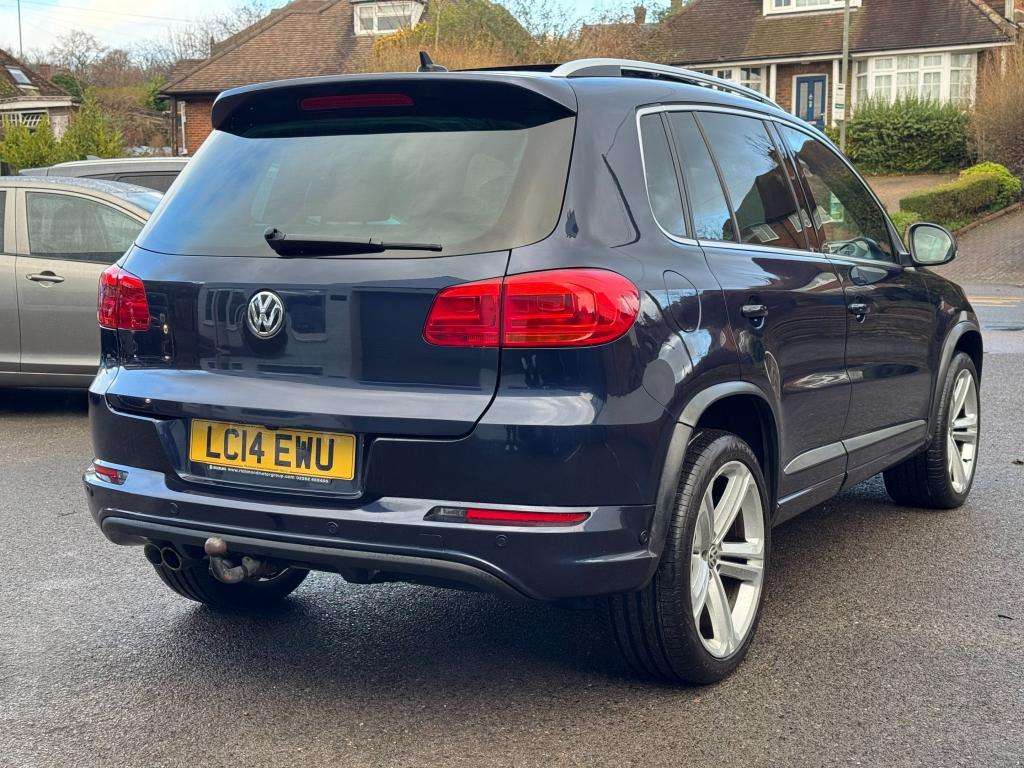 A 2014 VOLKSWAGEN TIGUAN 2.0 TDI BlueMotion Tech R-Line SUV 5dr Diesel DSG A 2014 VOLKSWAGEN TIGUAN 2.0 TDI BlueMotion Tech R-Line SUV 5dr Diesel DSG