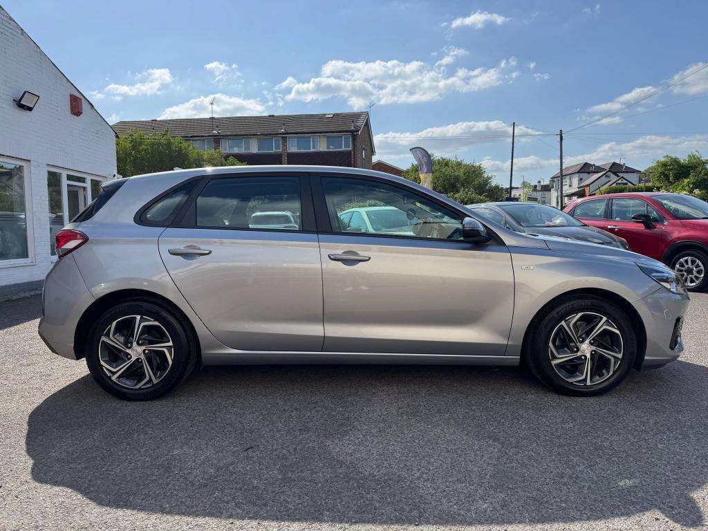 A 2022 HYUNDAI I30 1.0 T-GDi MHEV SE Connect Hatchback 5dr Petrol Hyb A 2022 HYUNDAI I30 1.0 T-GDi MHEV SE Connect Hatchback 5dr Petrol Hyb