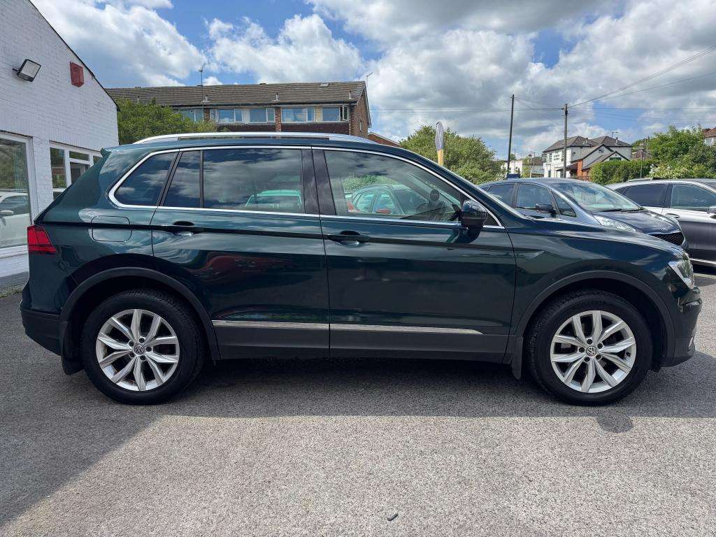 A 2016 VOLKSWAGEN TIGUAN 2.0 TDI BlueMotion Tech SE SUV 5dr Diesel DSG 4Mot A 2016 VOLKSWAGEN TIGUAN 2.0 TDI BlueMotion Tech SE SUV 5dr Diesel DSG 4Mot