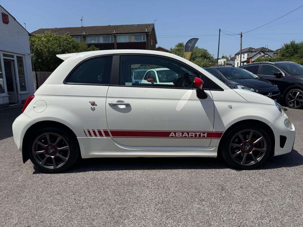 A 2016 ABARTH 500 595 A 2016 ABARTH 500 595