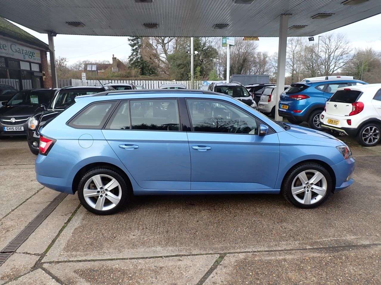 A 2017 SKODA FABIA 1.2 TSI SE L Estate 5dr Petrol DSG Euro 6 (s/s) (110 ps) CRUISE CONTROL, TO A 2017 SKODA FABIA 1.2 TSI SE L Estate 5dr Petrol DSG Euro 6 (s/s) (110 ps) CRUISE CONTROL, TO