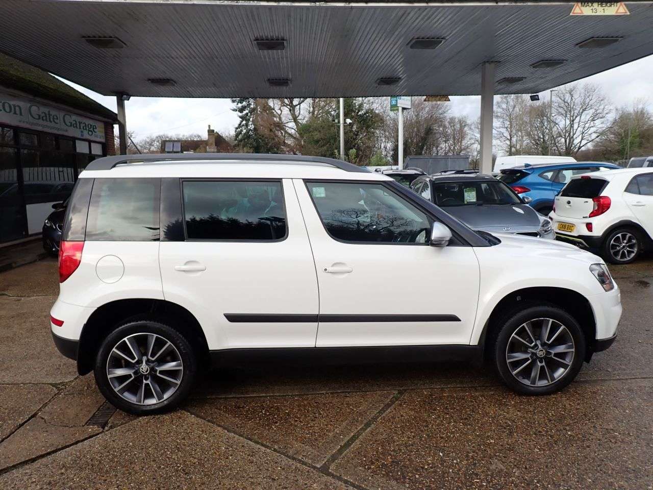 A 2017 SKODA YETI 1.2 TSI SE Drive Outdoor 5dr Petrol DSG Euro 6 (s/s) (110 ps) PARKING SENSO A 2017 SKODA YETI 1.2 TSI SE Drive Outdoor 5dr Petrol DSG Euro 6 (s/s) (110 ps) PARKING SENSO