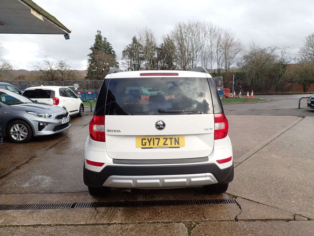 A 2017 SKODA YETI 1.2 TSI SE Drive Outdoor 5dr Petrol DSG Euro 6 (s/s) (110 ps) PARKING SENSO A 2017 SKODA YETI 1.2 TSI SE Drive Outdoor 5dr Petrol DSG Euro 6 (s/s) (110 ps) PARKING SENSO