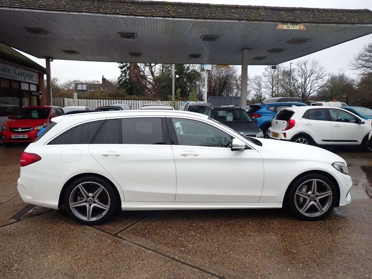 A 2015 MERCEDES-BENZ C-CLASS 2.0 C200 AMG Line Estate 5dr Petrol 7G-Tronic+ Euro 6 (s/s) (184 ps) REVERS A 2015 MERCEDES-BENZ C-CLASS 2.0 C200 AMG Line Estate 5dr Petrol 7G-Tronic+ Euro 6 (s/s) (184 ps) REVERS