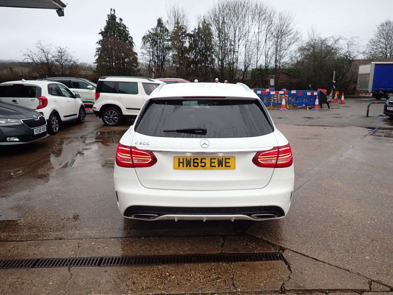 A 2015 MERCEDES-BENZ C-CLASS 2.0 C200 AMG Line Estate 5dr Petrol 7G-Tronic+ Euro 6 (s/s) (184 ps) REVERS A 2015 MERCEDES-BENZ C-CLASS 2.0 C200 AMG Line Estate 5dr Petrol 7G-Tronic+ Euro 6 (s/s) (184 ps) REVERS