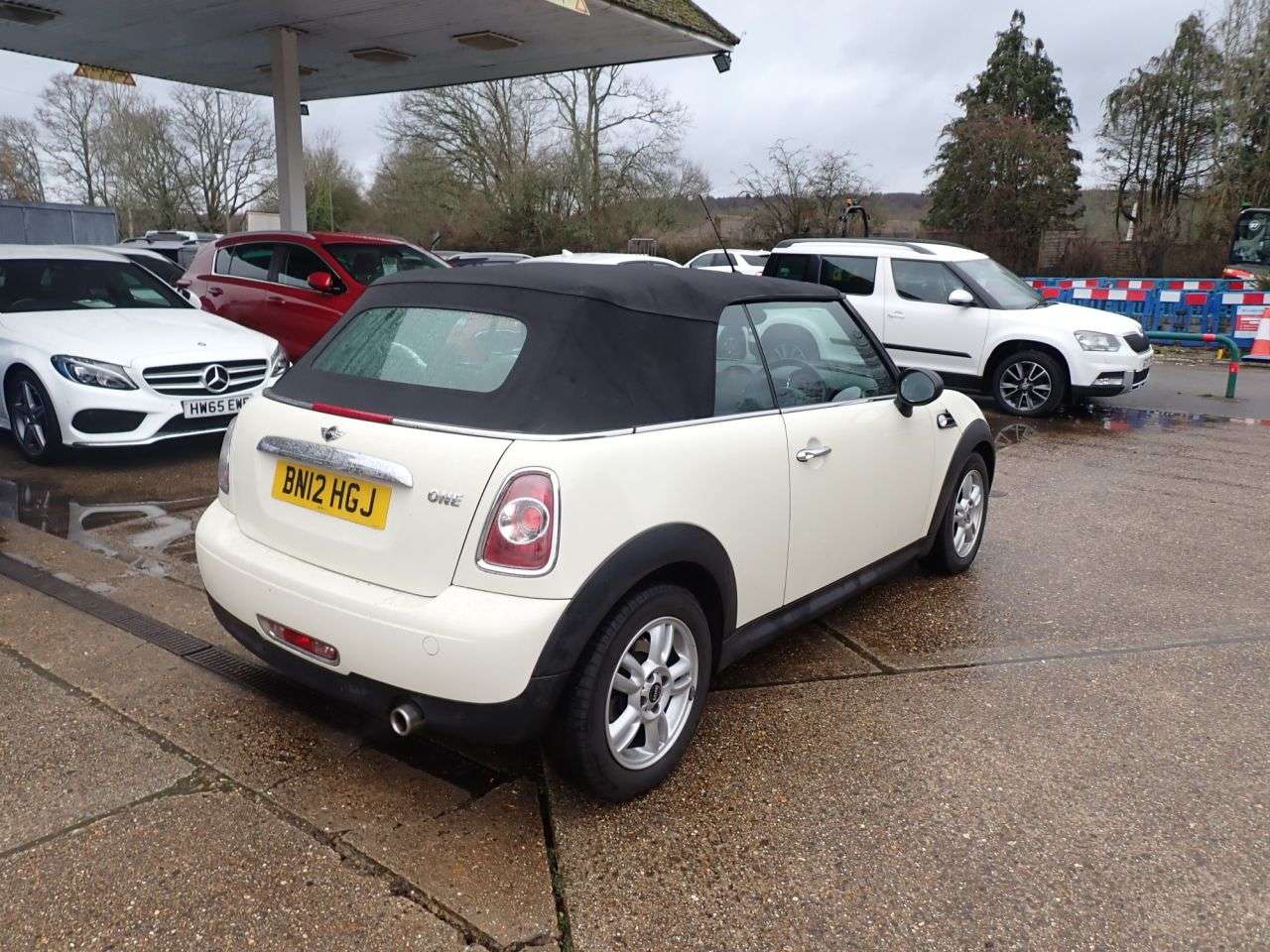 A 2012 MINI CONVERTIBLE 1.6 One Convertible 2dr Petrol Manual Euro 5 (98 ps) PARKING SENSORS, AIR C A 2012 MINI CONVERTIBLE 1.6 One Convertible 2dr Petrol Manual Euro 5 (98 ps) PARKING SENSORS, AIR C