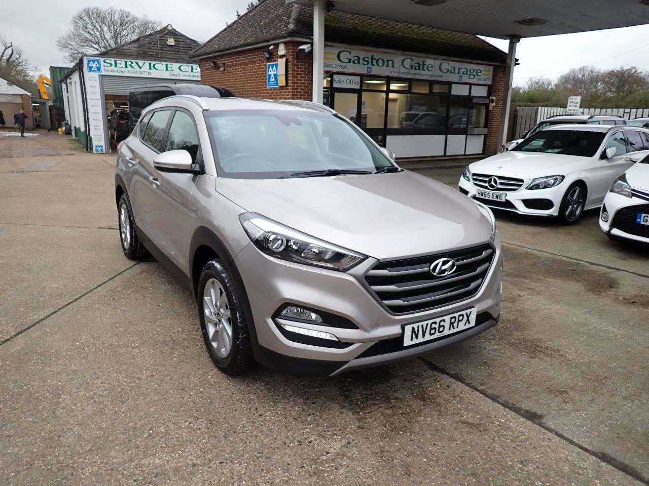 A 2017 HYUNDAI TUCSON 1.7 CRDi Blue Drive SE SUV 5dr Diesel Manual Euro 6 (s/s) (116 ps) PARKING A 2017 HYUNDAI TUCSON 1.7 CRDi Blue Drive SE SUV 5dr Diesel Manual Euro 6 (s/s) (116 ps) PARKING