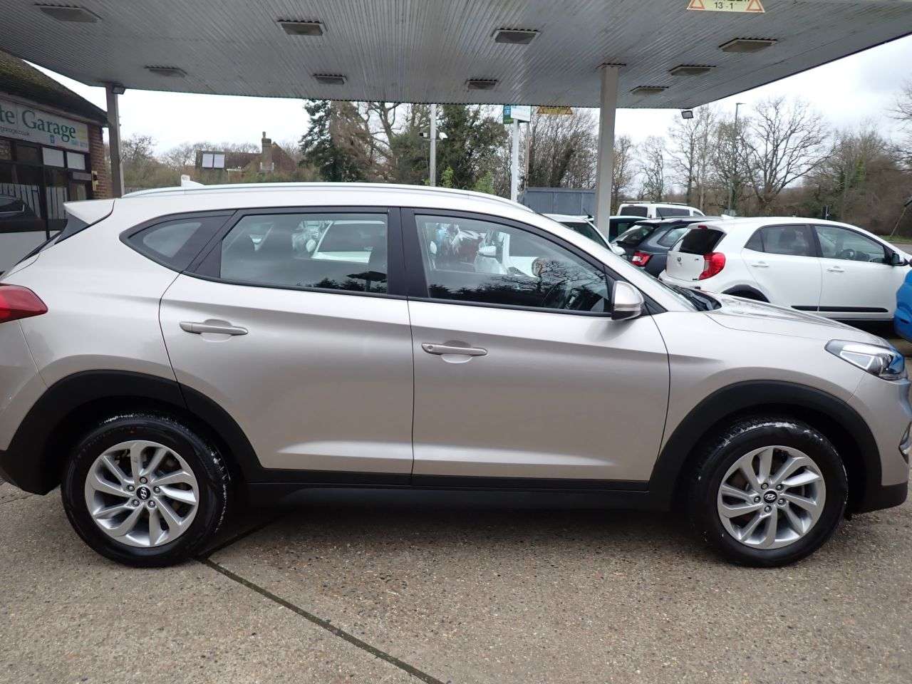 A 2017 HYUNDAI TUCSON 1.7 CRDi Blue Drive SE SUV 5dr Diesel Manual Euro 6 (s/s) (116 ps) PARKING A 2017 HYUNDAI TUCSON 1.7 CRDi Blue Drive SE SUV 5dr Diesel Manual Euro 6 (s/s) (116 ps) PARKING