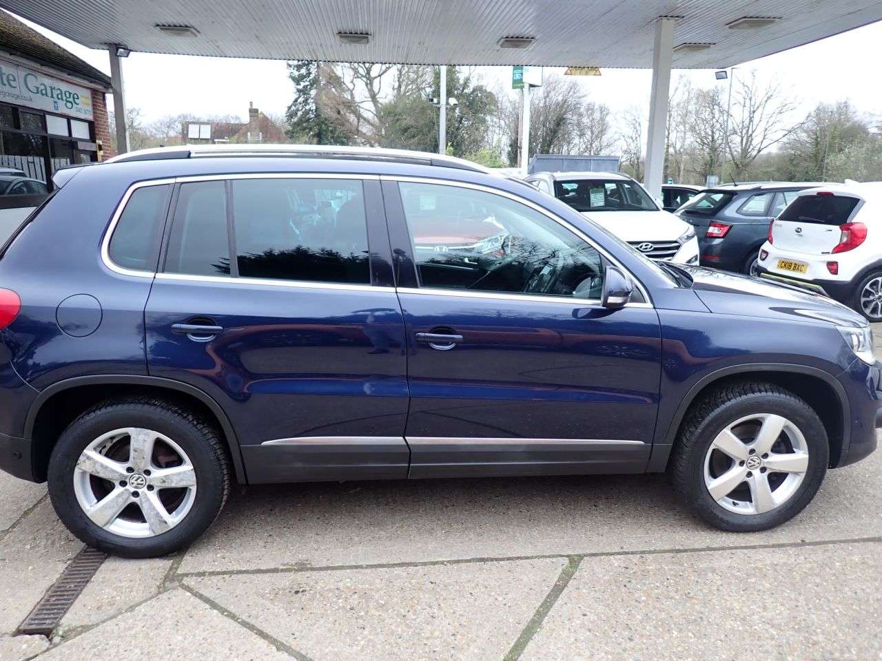 A 2012 VOLKSWAGEN TIGUAN 2.0 TDI BlueMotion Tech SE SUV 5dr Diesel DSG 4WD Euro 5 (s/s) (140 ps) PAR A 2012 VOLKSWAGEN TIGUAN 2.0 TDI BlueMotion Tech SE SUV 5dr Diesel DSG 4WD Euro 5 (s/s) (140 ps) PAR