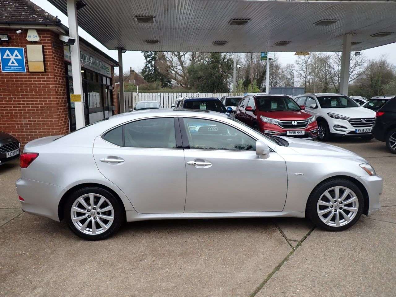 A 2006 LEXUS IS 2.5 250 SE Saloon 4dr Petrol Automatic (214 g/km, 204 bhp) LEATHER INTERIOR A 2006 LEXUS IS 2.5 250 SE Saloon 4dr Petrol Automatic (214 g/km, 204 bhp) LEATHER INTERIOR