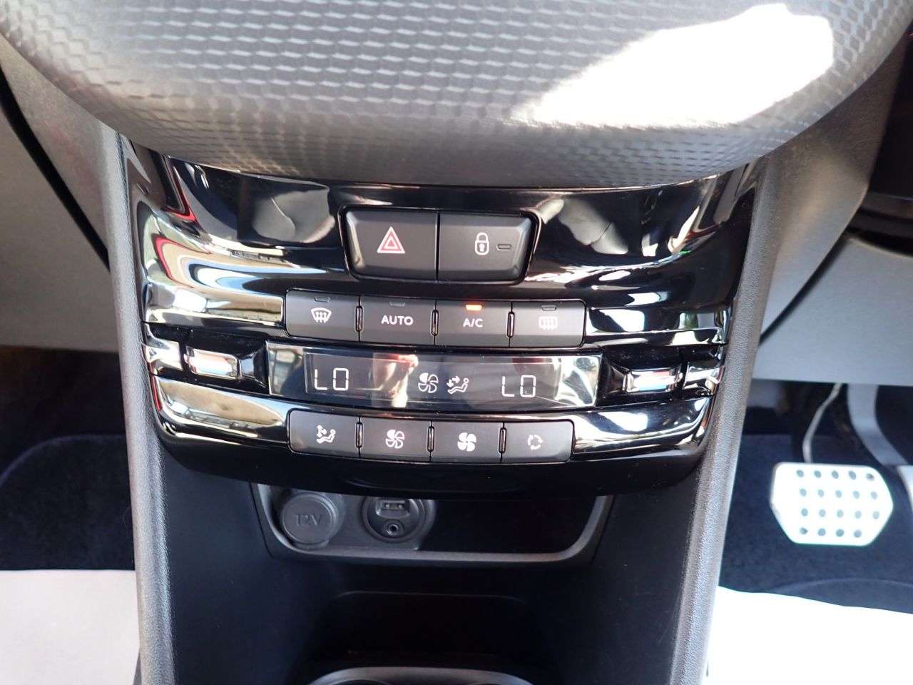 2015 PEUGEOT 208 2015 PEUGEOT 208