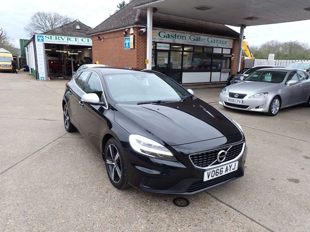 A 2016 VOLVO V40 2.0 T3 R-Design Hatchback 5dr Petrol Manual Euro 6 (s/s) (152 ps) CRUISE CO A 2016 VOLVO V40 2.0 T3 R-Design Hatchback 5dr Petrol Manual Euro 6 (s/s) (152 ps) CRUISE CO