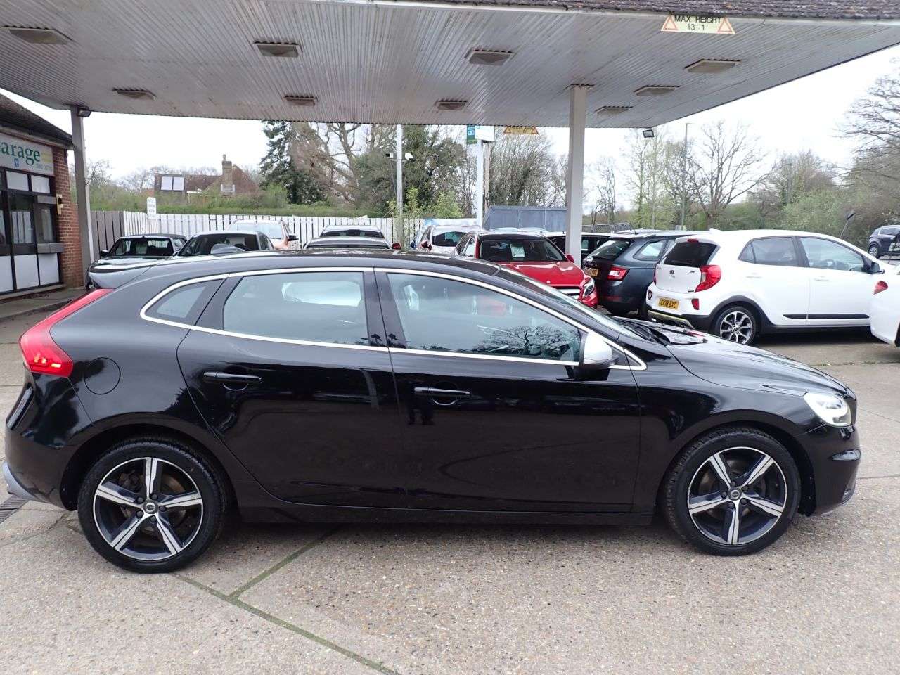 A 2016 VOLVO V40 2.0 T3 R-Design Hatchback 5dr Petrol Manual Euro 6 (s/s) (152 ps) CRUISE CO A 2016 VOLVO V40 2.0 T3 R-Design Hatchback 5dr Petrol Manual Euro 6 (s/s) (152 ps) CRUISE CO