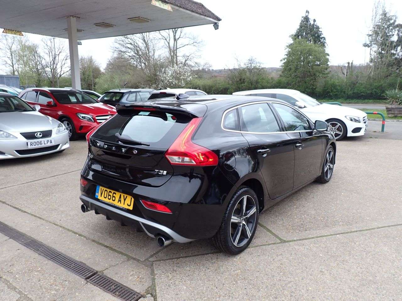 A 2016 VOLVO V40 2.0 T3 R-Design Hatchback 5dr Petrol Manual Euro 6 (s/s) (152 ps) CRUISE CO A 2016 VOLVO V40 2.0 T3 R-Design Hatchback 5dr Petrol Manual Euro 6 (s/s) (152 ps) CRUISE CO