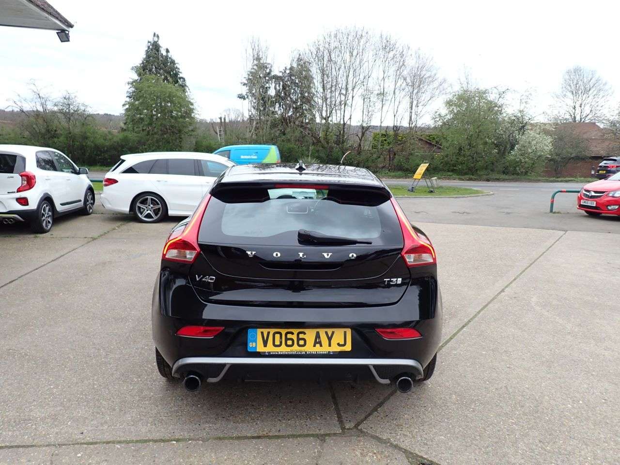 A 2016 VOLVO V40 2.0 T3 R-Design Hatchback 5dr Petrol Manual Euro 6 (s/s) (152 ps) CRUISE CO A 2016 VOLVO V40 2.0 T3 R-Design Hatchback 5dr Petrol Manual Euro 6 (s/s) (152 ps) CRUISE CO