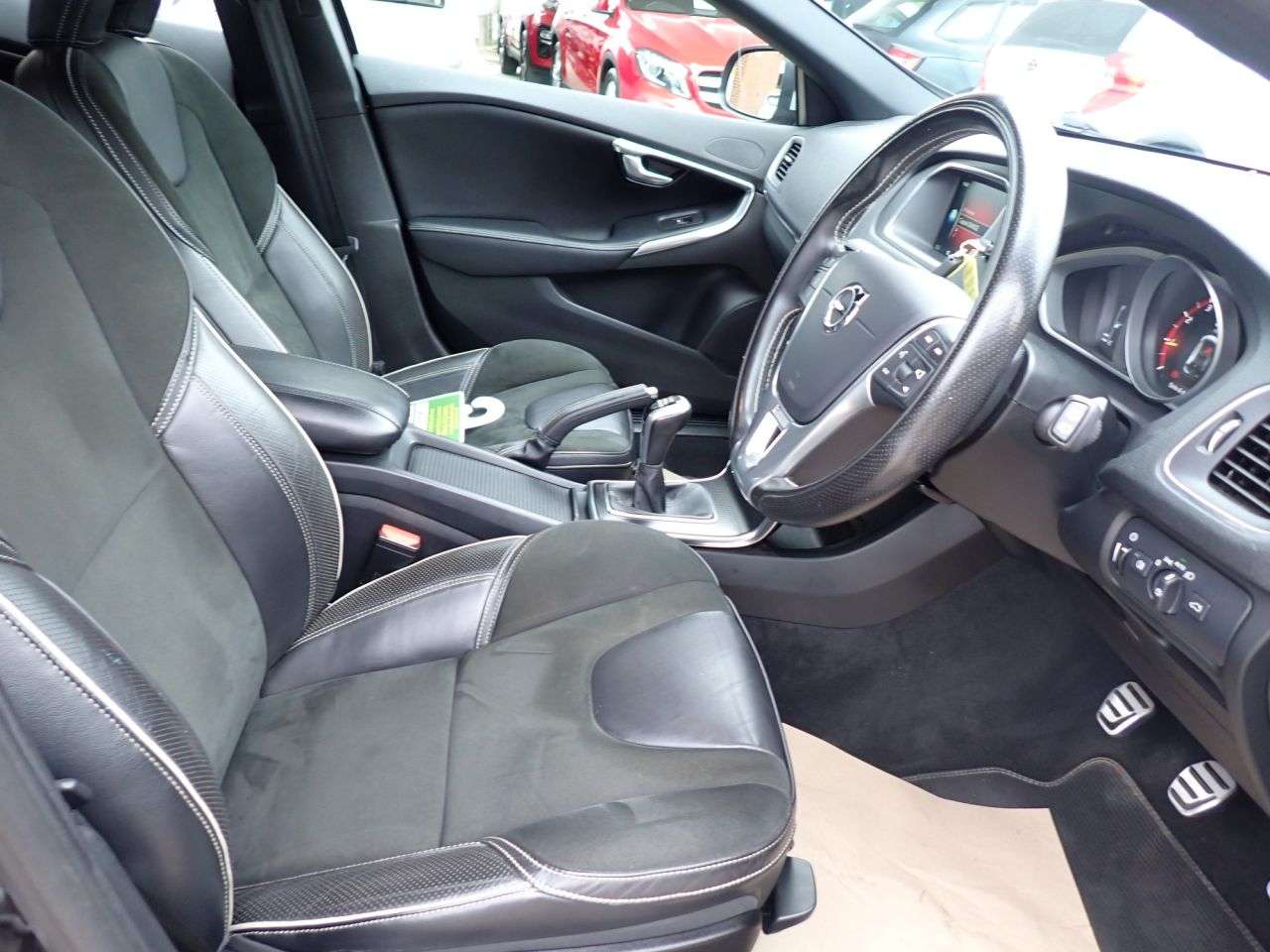 2016 VOLVO V40 2016 VOLVO V40