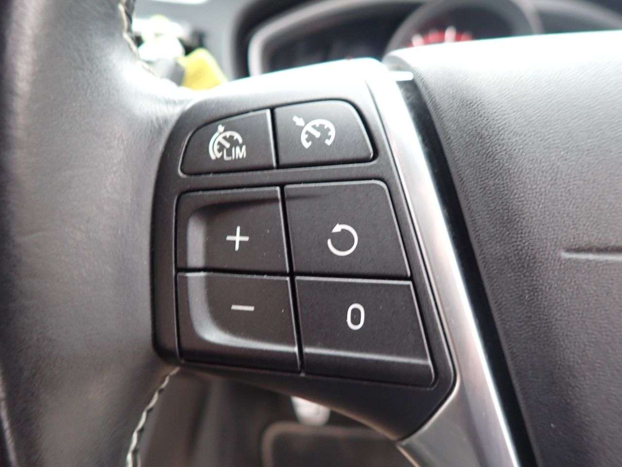 2016 VOLVO V40 2016 VOLVO V40