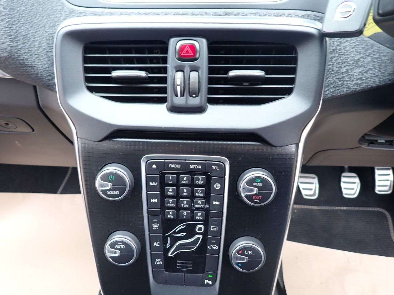 2016 VOLVO V40 2016 VOLVO V40